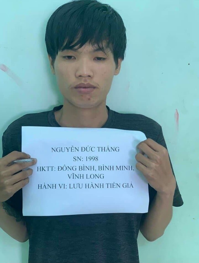 Bắt giữ nam thanh niên dùng tiền giả mua thẻ cào điện thoại - Ảnh 1.