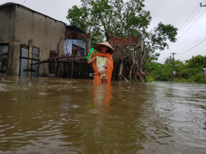 Da Nang: The house is very flooded, many people use boats - Photo 1.