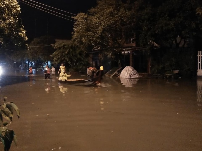 Mưa lũ khiến nhiều nơi bị ngập, huyện miền núi Quảng Nam xảy ra động đất - Ảnh 6.