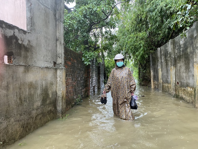 Da Nang: Very flooded houses, many people use boats - Photo 2.