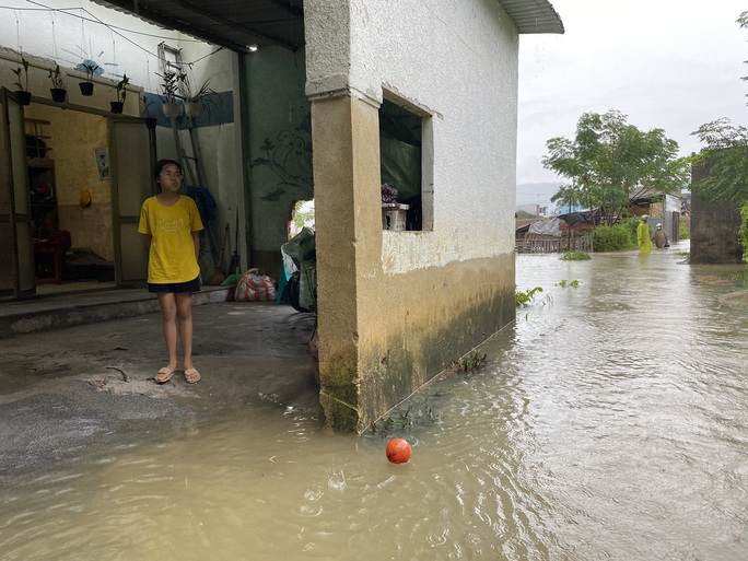 Da Nang: The houses are very flooded, many people use boats - Photo 3.