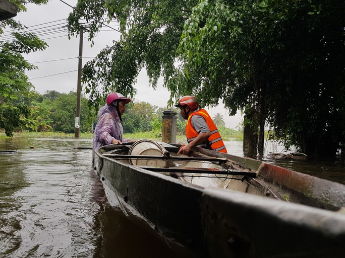 Da Nang: Very flooded houses, many people use boats - Photo 5.