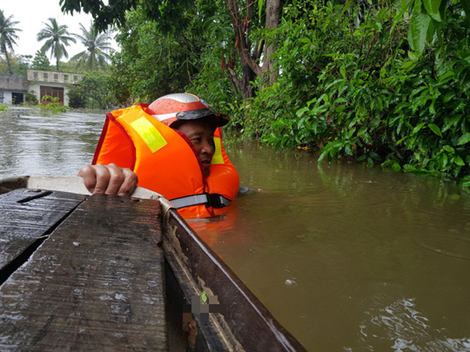 Da Nang: The houses are very flooded, many people use boats - Photo 7.