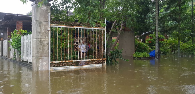 Da Nang: The houses are very flooded, many people use boats - Photo 8.