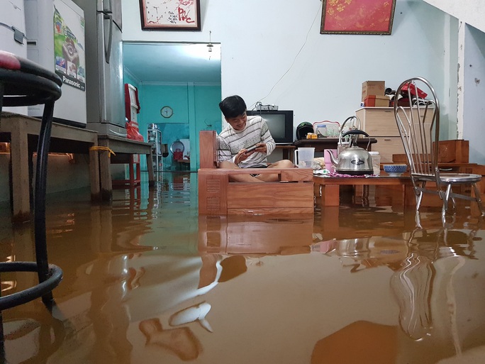 Da Nang: The houses are very flooded, many people use boats - Photo 10.