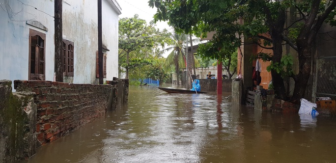 Danang: Severely flooded houses, many people use boats - Photo 11.