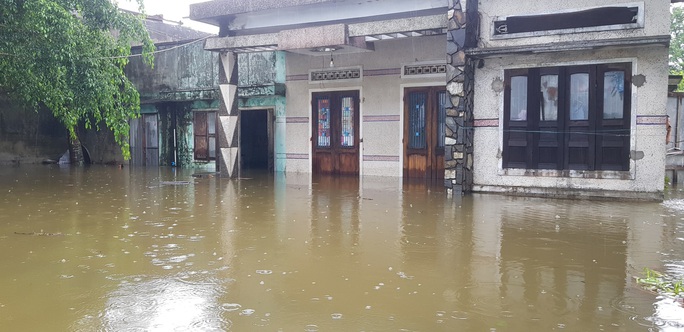 Danang: Houses very flooded, many people use boats - Photo 12.