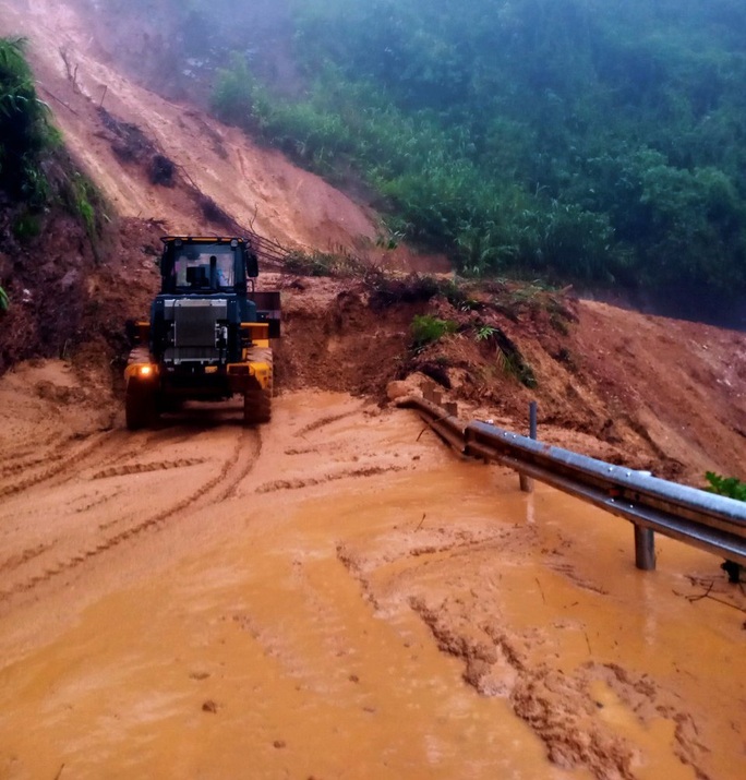 Thừa Thiên – Huế: Mưa lớn khiến đường lên huyện miền núi bị ách tắc - Ảnh 1.