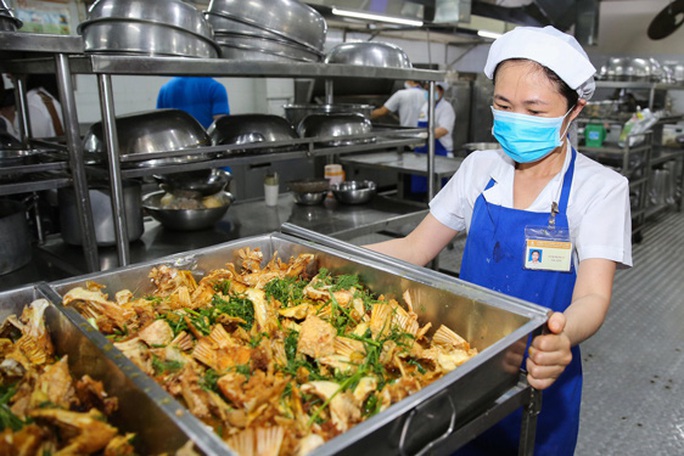 Bữa ăn cho công nhân rất quan trọng: Bảo đảm an toàn, dinh dưỡng - Ảnh 2.