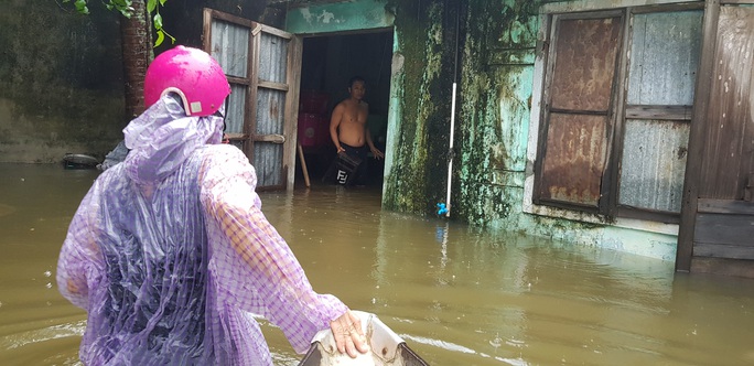 Da Nang: The houses are very flooded, many people use boats - Photo 14.