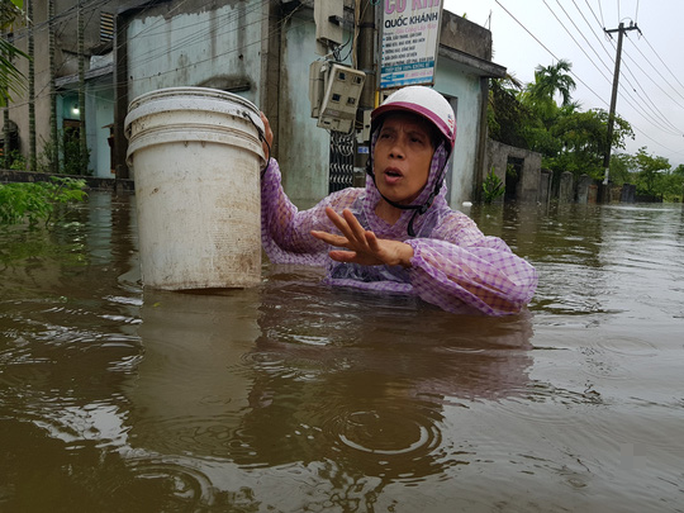 Danang: Severely flooded houses, many people use boats - Photo 15.