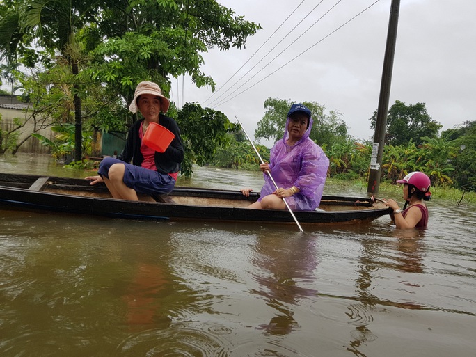 Da Nang: The houses are very flooded, many people use boats - Photo 16.