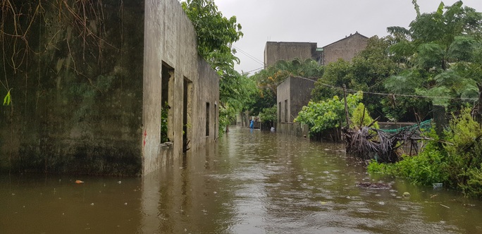 Da Nang: The houses are very flooded, many people use boats - Photo 17.