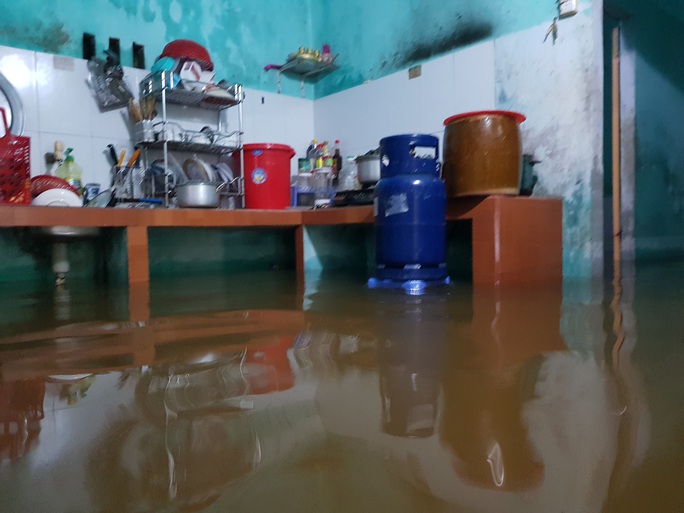 Da Nang: The houses are very flooded, many people use boats - Photo 18.