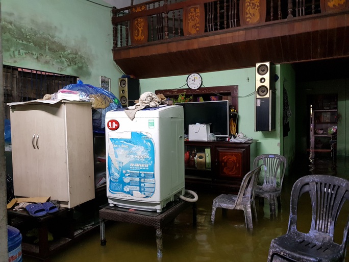 Da Nang: The houses are very flooded, many people use boats - Photo 19.