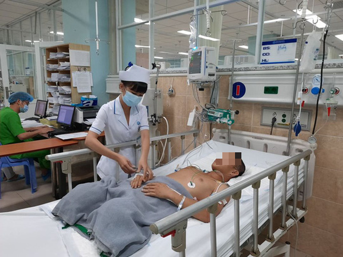 Mồ côi cha mẹ, lại bị tai nạn cắt cả 2 chân - Ảnh 1. Mồ côi cha mẹ, lại bị tai nạn cắt cả 2 chân - Ảnh 1.