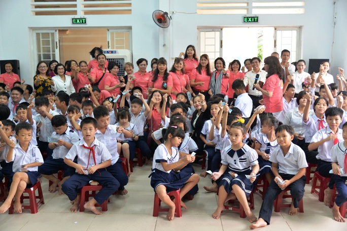 Phu nhân của nguyên Chủ tịch nước Trương Tấn Sang trao hơn 300 triệu đồng cho trẻ em khuyết tật - Ảnh 4. Phu nhân của nguyên Chủ tịch nước Trương Tấn Sang trao hơn 300 triệu đồng cho trẻ em khuyết tật - Ảnh 4.