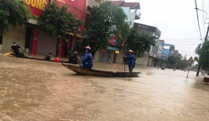 Mưa lũ dồn dập ở Quảng Bình: Hơn 12.600 nhà dân bị ngập chìm trong biển nước - Ảnh 5. Mưa lũ dồn dập ở Quảng Bình: Hơn 12.600 nhà dân bị ngập chìm trong biển nước - Ảnh 5.