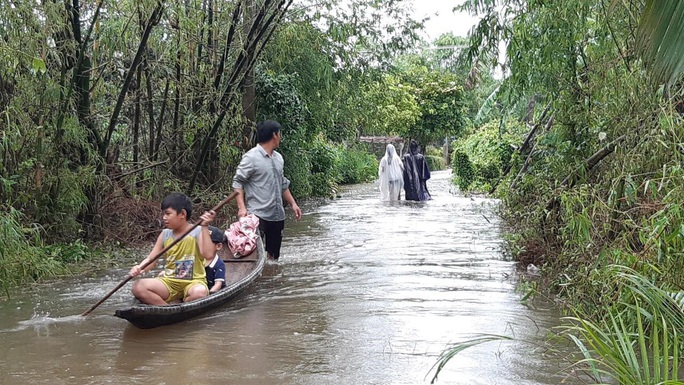 Mưa lũ ở Thừa Thiên - Huế: Người dân đi xuồng trên đường, thủy điện nâng mức xả lũ - Ảnh 3. Mưa lũ ở Thừa Thiên - Huế: Người dân đi xuồng trên đường, thủy điện nâng mức xả lũ - Ảnh 3.