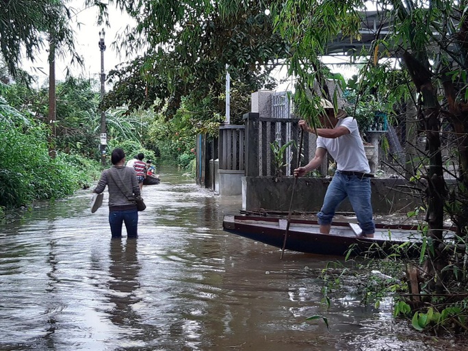 Mưa lũ ở Thừa Thiên - Huế: Người dân đi xuồng trên đường, thủy điện nâng mức xả lũ - Ảnh 4. Mưa lũ ở Thừa Thiên - Huế: Người dân đi xuồng trên đường, thủy điện nâng mức xả lũ - Ảnh 4.
