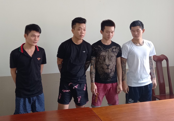 Khởi tố, bắt giam nhóm 9X thu tiền bảo kê ở chợ Long Hải - Ảnh 1. Khởi tố, bắt giam nhóm 9X thu tiền bảo kê ở chợ Long Hải - Ảnh 1.