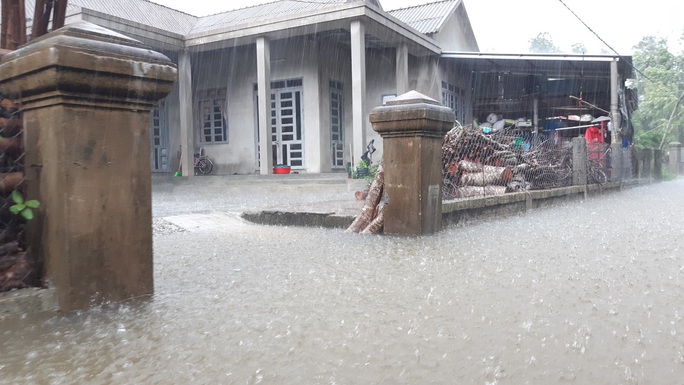 Mưa lũ ở Thừa Thiên - Huế: Người dân đi xuồng trên đường, thủy điện nâng mức xả lũ - Ảnh 1. Mưa lũ ở Thừa Thiên - Huế: Người dân đi xuồng trên đường, thủy điện nâng mức xả lũ - Ảnh 1.