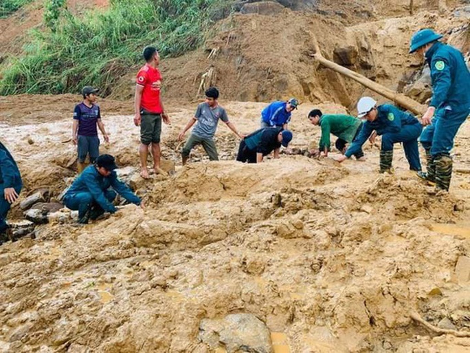 Quảng Nam: Tìm thấy thi thể bé gái ở hiện trường sạt lở và 1 thi thể ở lòng hồ - Ảnh 1.