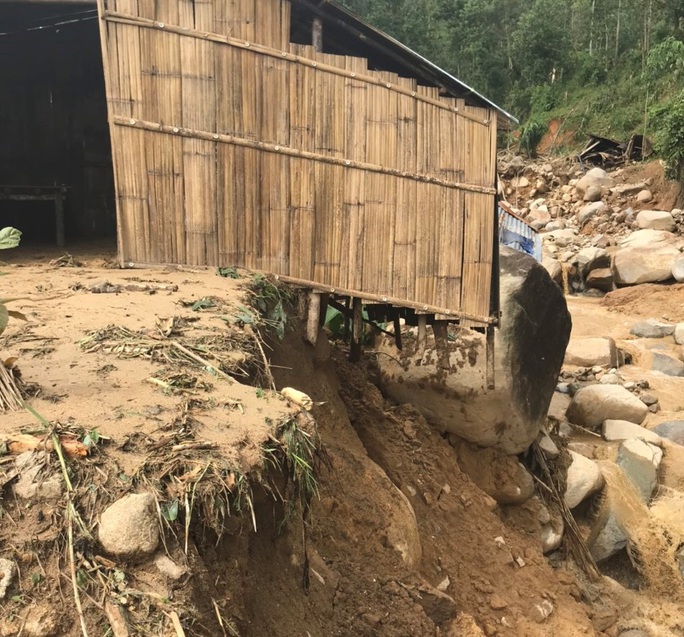 Quảng Ngãi: Lũ quét kinh hoàng cuốn trôi 6 nhà dân, khiến một ngôi làng có nguy cơ bị xóa sổ - Ảnh 8.