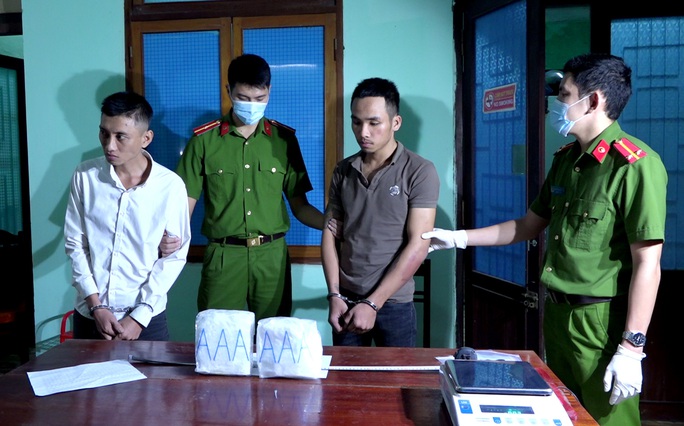 Bắt nhóm người đi taxi vận chuyển 2kg ma túy đá từ Nghệ An vào Đà Nẵng - Ảnh 1.
