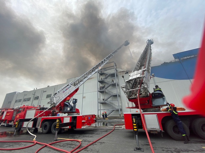 New information on the 12,000 m2 factory fire in the Hiep Phuoc Industrial Park - Photo 3.