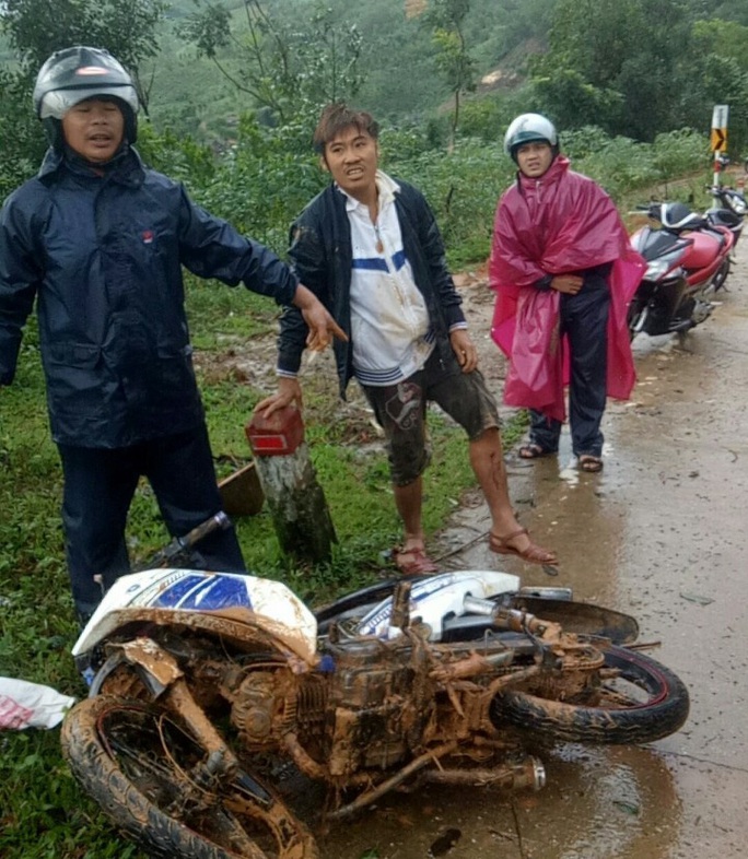 Quảng Ngãi: Sạt lở núi, 2 người thoát chết trong gang tấc - Ảnh 1.