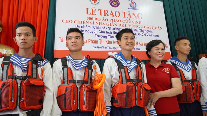 Phu nhân nguyên Chủ tịch nước Trương Tấn Sang trao quà cho chiến sĩ Nhà Giàn DK1 - Ảnh 1. Phu nhân nguyên Chủ tịch nước Trương Tấn Sang trao quà cho chiến sĩ Nhà Giàn DK1 - Ảnh 1.