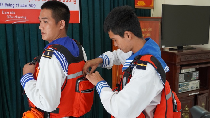 Phu nhân nguyên Chủ tịch nước Trương Tấn Sang trao quà cho chiến sĩ Nhà Giàn DK1 - Ảnh 2. Phu nhân nguyên Chủ tịch nước Trương Tấn Sang trao quà cho chiến sĩ Nhà Giàn DK1 - Ảnh 2.