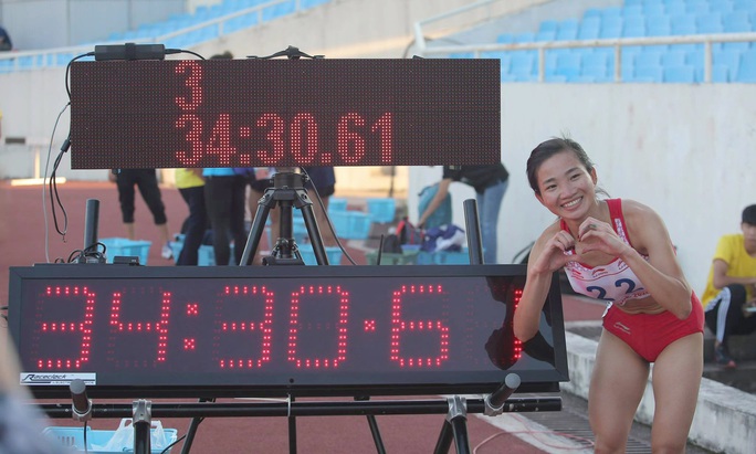 Nguyễn Thị Oanh xô đổ kỷ lục 17 năm đường chạy 10.000 m - Ảnh 1.