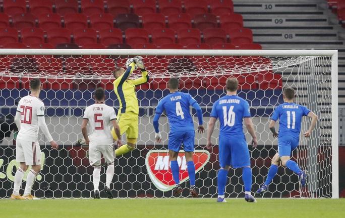 Hungary ngược dòng nghẹt thở loại Iceland, đoạt vé vàng đến Euro 2021 - Ảnh 2.