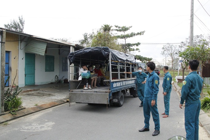 Đà Nẵng sơ tán hơn 92.000 người tránh bão số 13 - Ảnh 4.
