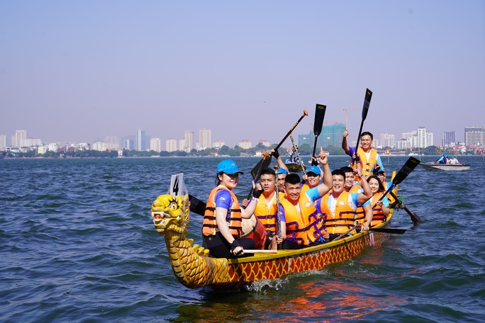 Đội Bến Tre giành ngôi quán quân giải bơi chải thuyền rồng trên Hồ Tây - Ảnh 11. Đội Bến Tre giành ngôi quán quân giải bơi chải thuyền rồng trên Hồ Tây - Ảnh 11.