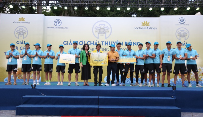 Đội Bến Tre giành ngôi quán quân giải bơi chải thuyền rồng trên Hồ Tây - Ảnh 13. Đội Bến Tre giành ngôi quán quân giải bơi chải thuyền rồng trên Hồ Tây - Ảnh 13.