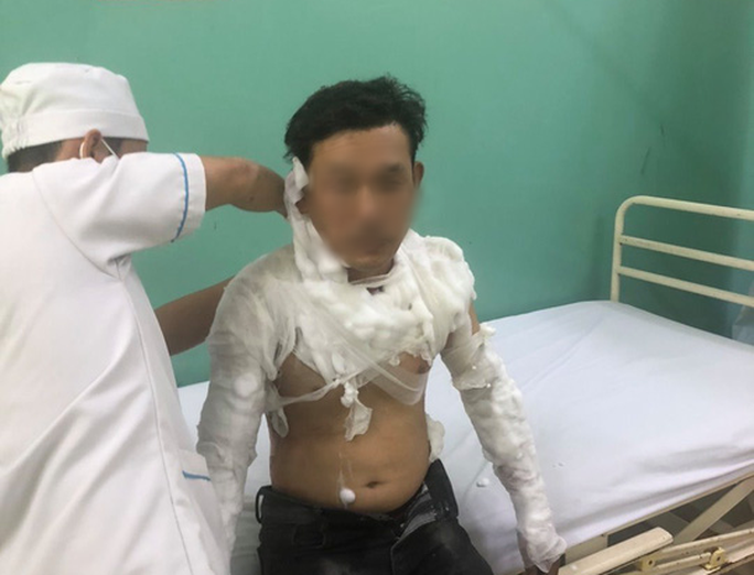 Đưa kẻ cướp ngân hàng ở Bình Tân đi cấp cứu - Ảnh 1. Đưa kẻ cướp ngân hàng ở Bình Tân đi cấp cứu - Ảnh 1.