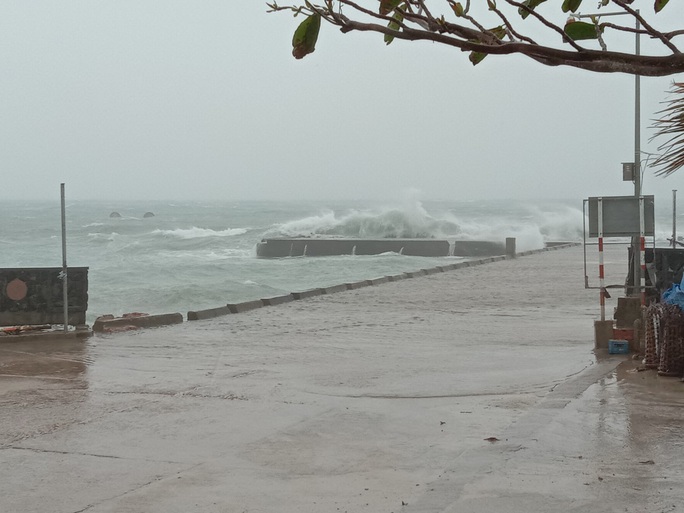 CLIP Bão số 13: Lý Sơn gió đã giật cấp 12, sóng biển cao từ 5-7 mét - Ảnh 6.