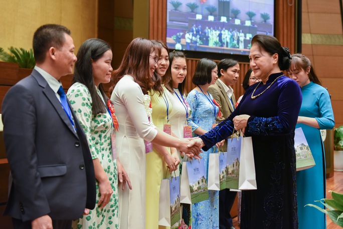 Nhiều thầy cô đã hy sinh cả tuổi xuân, hết lòng vì học sinh - Ảnh 1.