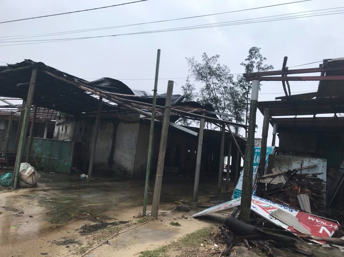 Bão số 13 vào miền Trung: Bờ biển tan hoang, nhà tốc mái, cây gãy la liệt - Ảnh 16.