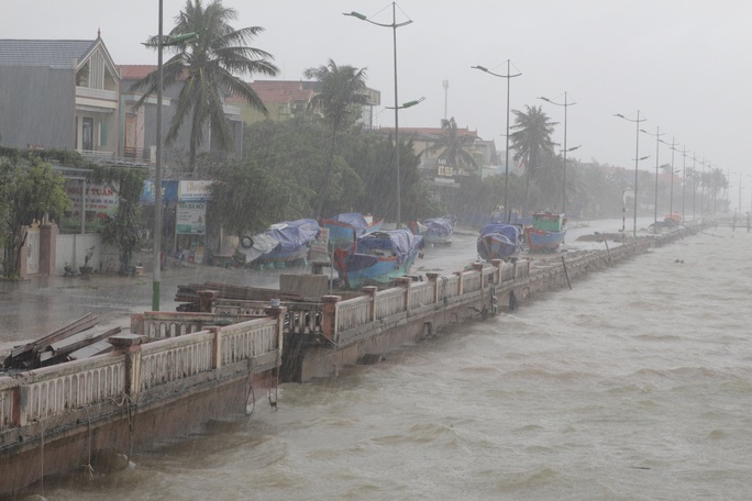 Bão số 13 đang quần thảo, gió giật liên hồi, người dân Quảng Bình gồng mình chống chịu - Ảnh 4.