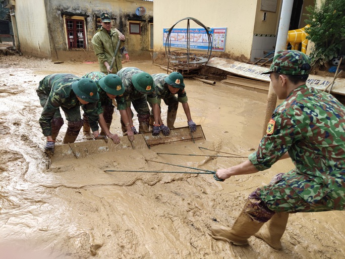 Cảm động nghe tiếng ê a đọc bài trong ngôi trường bị lũ bùn vùi lấp ở Quảng Trị - Ảnh 7.