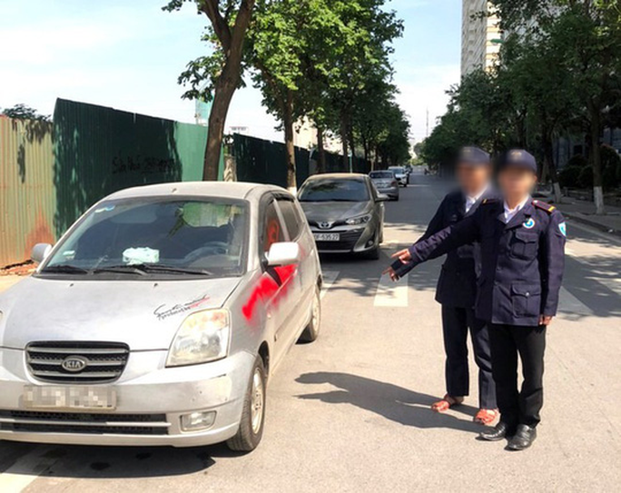Nhóm bảo vệ xịt sơn đỏ lên hàng loạt xe ôtô bị khởi tố - Ảnh 1. Nhóm bảo vệ xịt sơn đỏ lên hàng loạt xe ôtô bị khởi tố - Ảnh 1.
