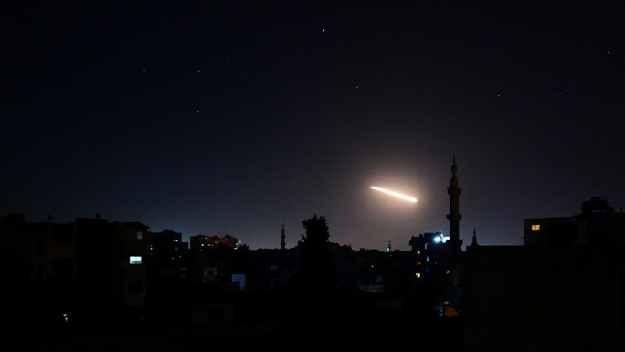 Israel tấn công các khẩu đội tên lửa của Syria, 3 người thiệt mang - Ảnh 1.