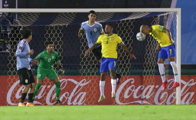 Cavani lãnh thẻ đỏ, Uruguay thua thảm Brazil - Ảnh 3. Cavani lãnh thẻ đỏ, Uruguay thua thảm Brazil - Ảnh 3.