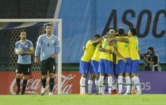 Cavani lãnh thẻ đỏ, Uruguay thua thảm Brazil - Ảnh 6. Cavani lãnh thẻ đỏ, Uruguay thua thảm Brazil - Ảnh 6.
