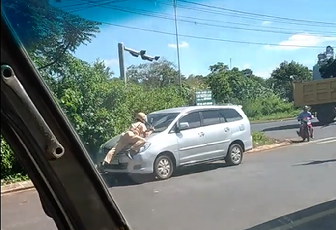Vụ CSGT đu mình trên nắp ca-pô: Làm rõ hành vi chống người thi hành công vụ - Ảnh 1. Vụ CSGT đu mình trên nắp ca-pô: Làm rõ hành vi chống người thi hành công vụ - Ảnh 1.