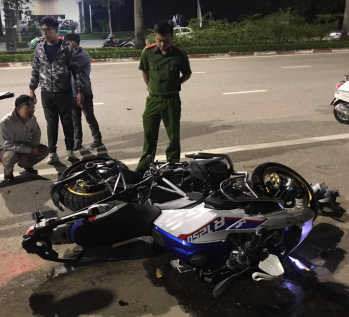 CLIP: “Siêu môtô BMW tông xe máy văng gần 100 m, 3 người thương vong - Ảnh 3.